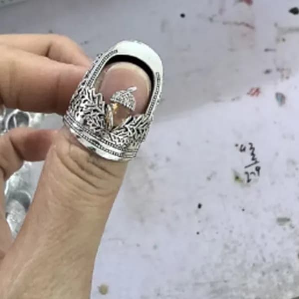 Защитник для пальцев с вышивкой