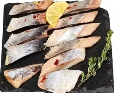 Сельдь солёная по-королевски кусочки филе в масле 210 г