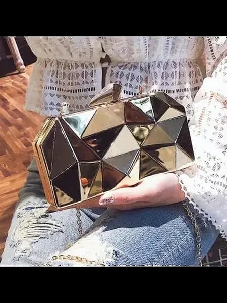 Золотой металлический клатч с