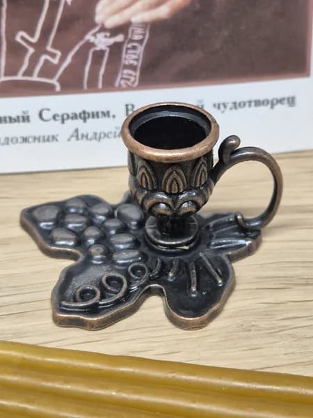 Подсвечник металлический для церковной тонкой свечи. Листок медный