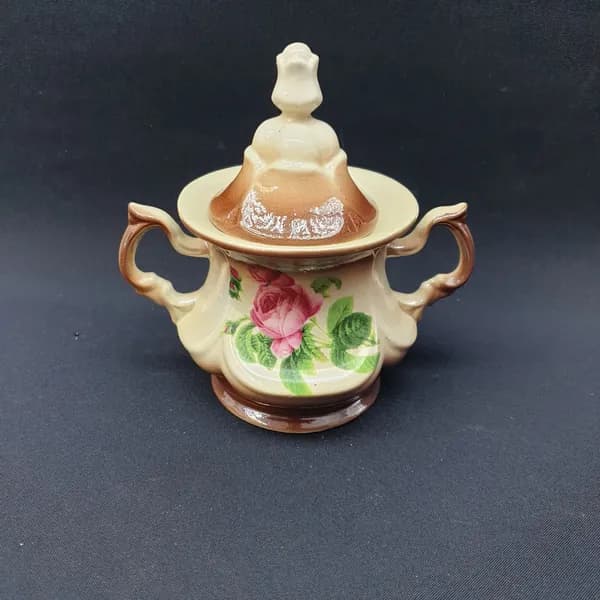Сахарница винтажная, СССР. Керамика, с крышкой и цветочным декором, с двумя ручками