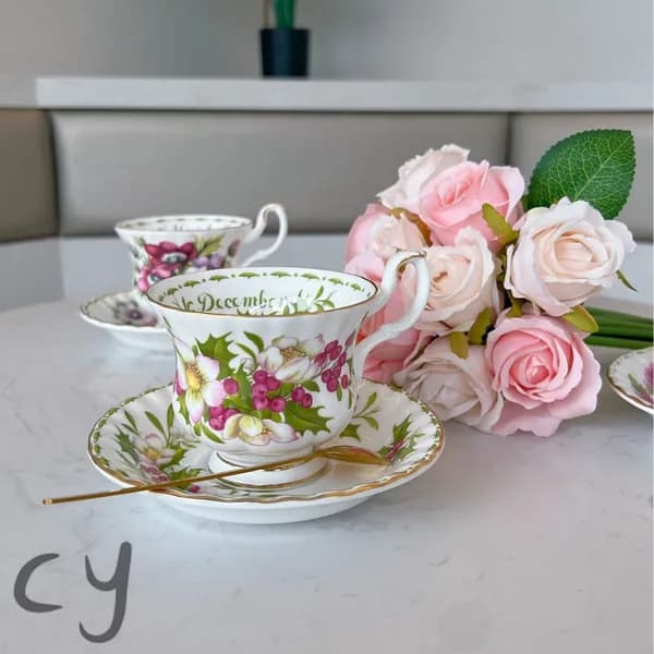 Чайная пара Royal Albert. Серия "Цветок месяца". Англия. Костяной фарфор. Клеймо 70-е гг. Сузуран в мае