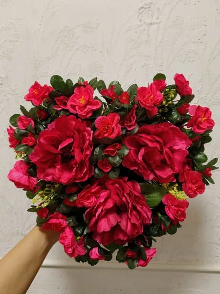 Ритуальная корзина в форме сердца, траурная полянка из искусственных цветов