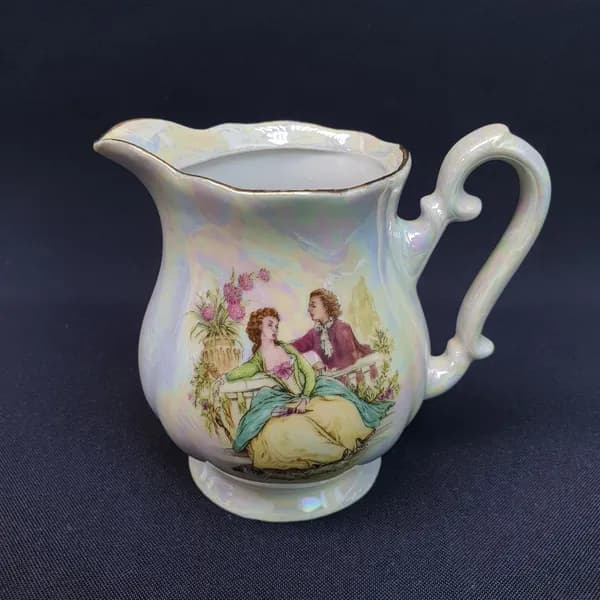 Винтажный сливочник СССР. Фарфор перламутровый, с жанровой сценой и фигурной ручкой