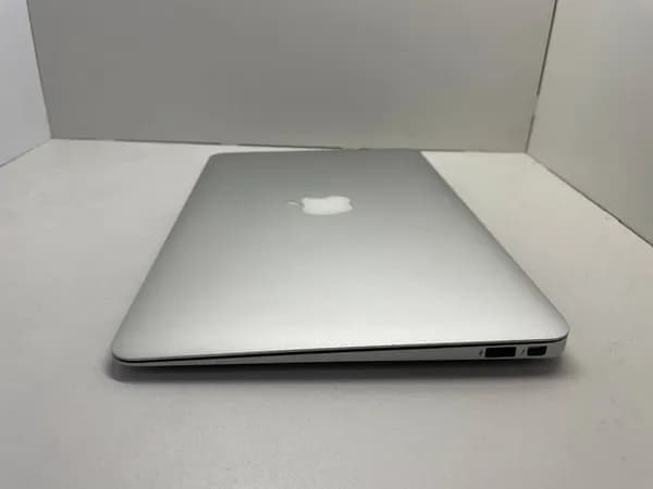 Apple Ноутбук 13.3", RAM 4 ГБ 128 ГБ, MacOS, серебристый, Русская раскладка
