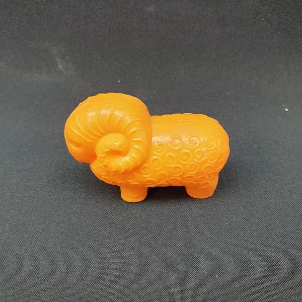 Игрушка винтажная, СССР. Пластмассовая фигурка барана оранжевого цвета для детской игры