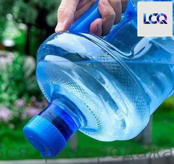 Популярная пятилитровая многоразовая бутылка, оснащенная удобной ручкой, представлена в качестве бестселлера