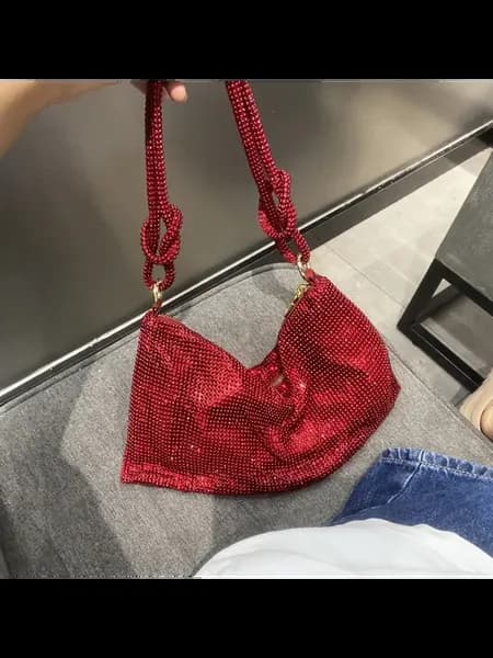 Серебристый клатч с ручкой через