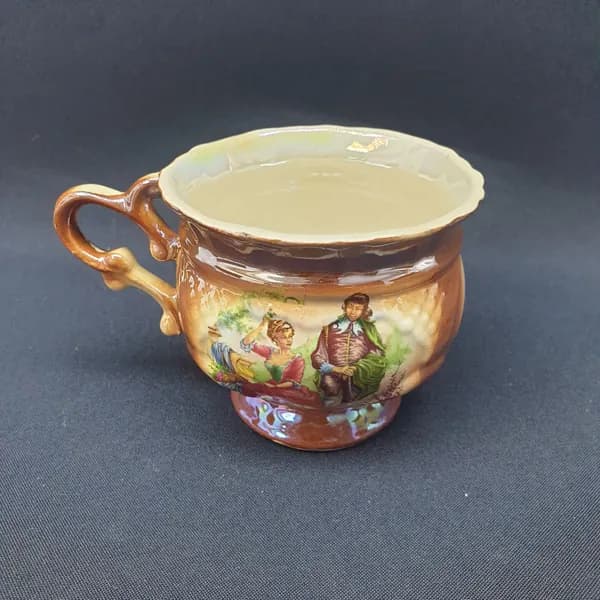 Чашка винтажная, СССР. Керамика, декоративная форма с ручкой и жанровым рисунком