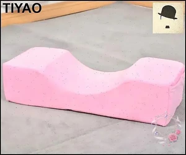 Эксклюзивная модель ортопедической подушки для мастера по наращиванию ресниц обеспечивает комфорт при работе на кушетке