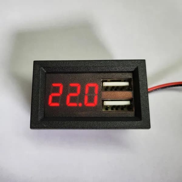 Цифровой вольтметр с индикацией напряжения и двумя USB-разъёмами для зарядки