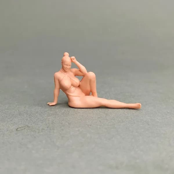 Женщина загорает. Фигурка в масштабе 1:43.