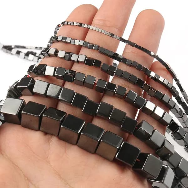 Кубические чёрные бусины из гематита 2x2 мм, для рукоделия около 170 шт.