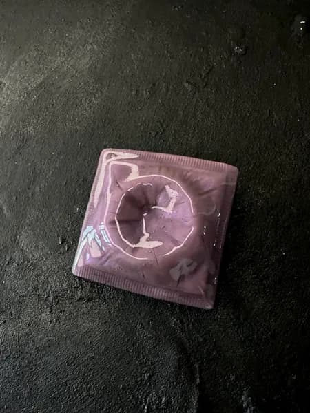 Брошь Condom презерватив