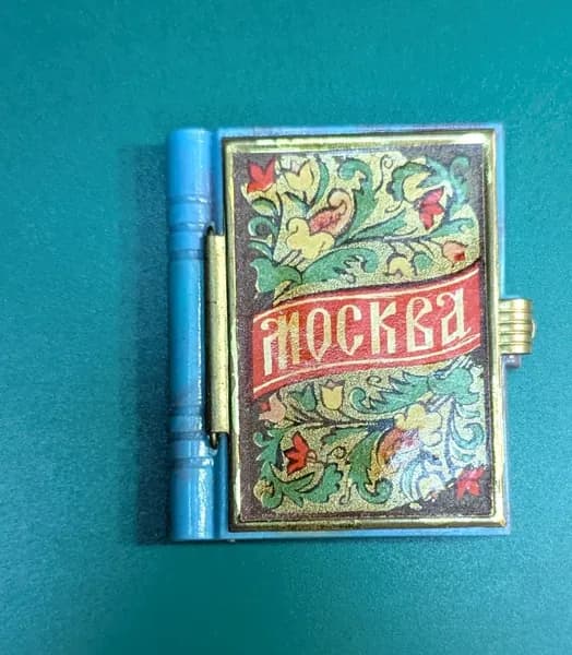 Сувенир в виде миниатюрной книжки с открытками Москва. Размер 4,5 х 5,5 см, СССР