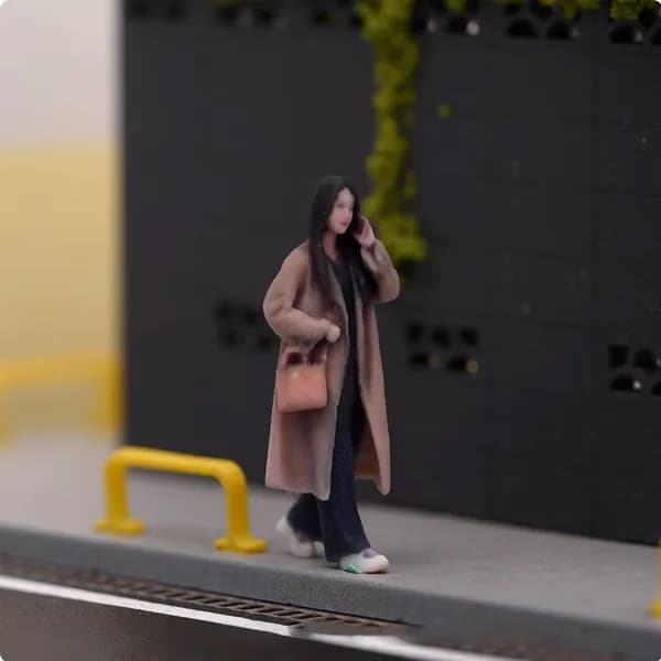 3D-печатная миниатюра женщины с телефоном для макетов и коллекционирования