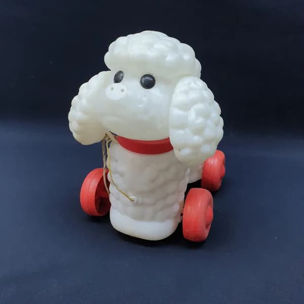 Игрушка винтажная, СССР. Собачка на колесиках с веревочкой, пластмасса