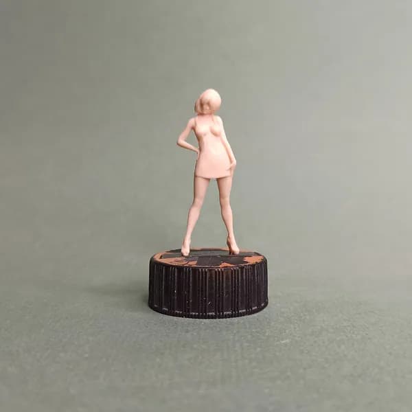 Девушка с большим декольте. Фигурка в масштабе 1/43