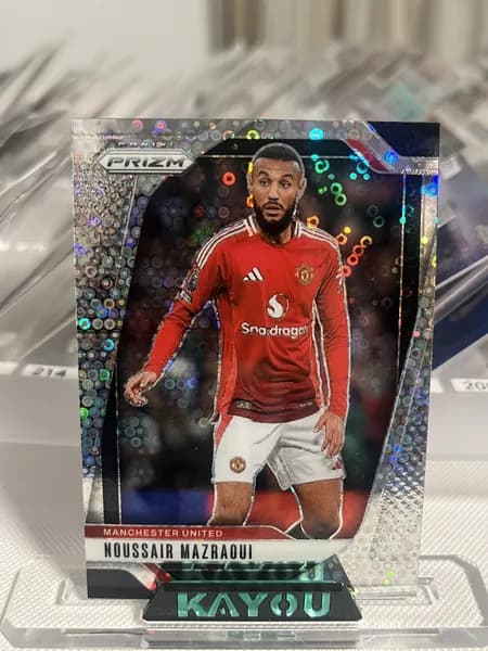 Футбольная карта Panini Prizm 2024-25 Нуссар Мазрауи, Манчестер Юнайтед, рефракция Bubble (пузырьковый блик)