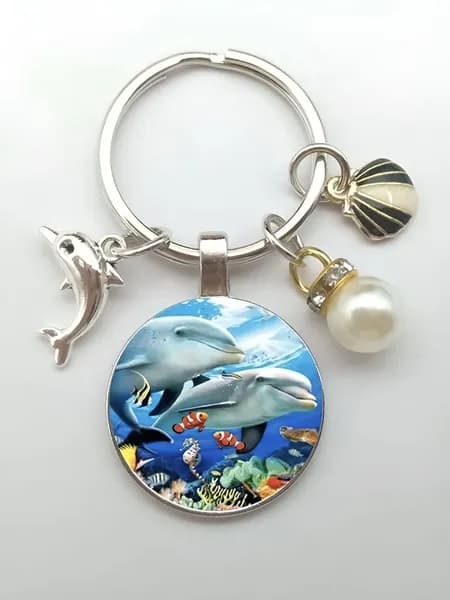 Дельфины в море. Брелок.