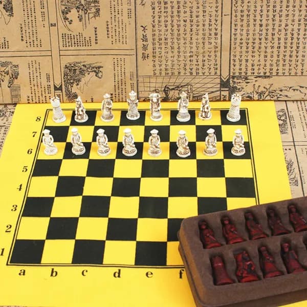 Настольные шахматы из искусственной кожи с фигурками из полимерной смолы
