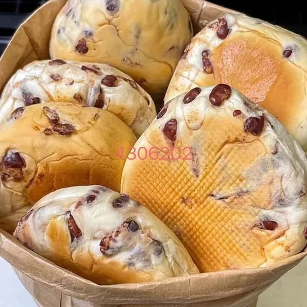 Сдобная булочка, с красной фасолью и сливочным сыром, мягкая и сладкая, готовый завтрак