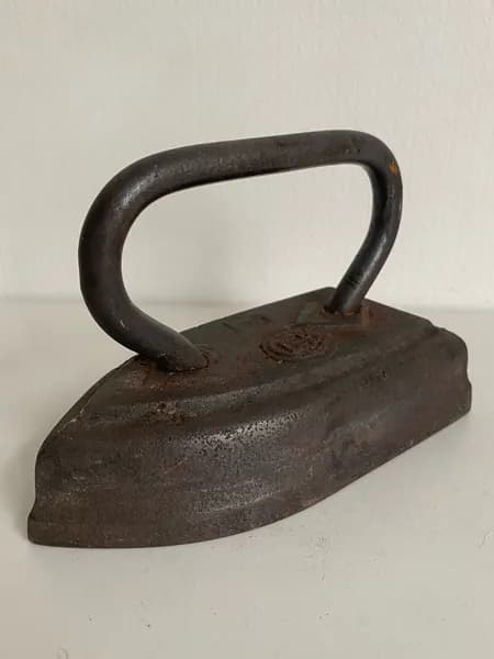 Утюг цельнолитой. СССР. 1950-1960 года. Промкомбинат Калининского райисполкома. Ленинград. Типоразмер: 3.