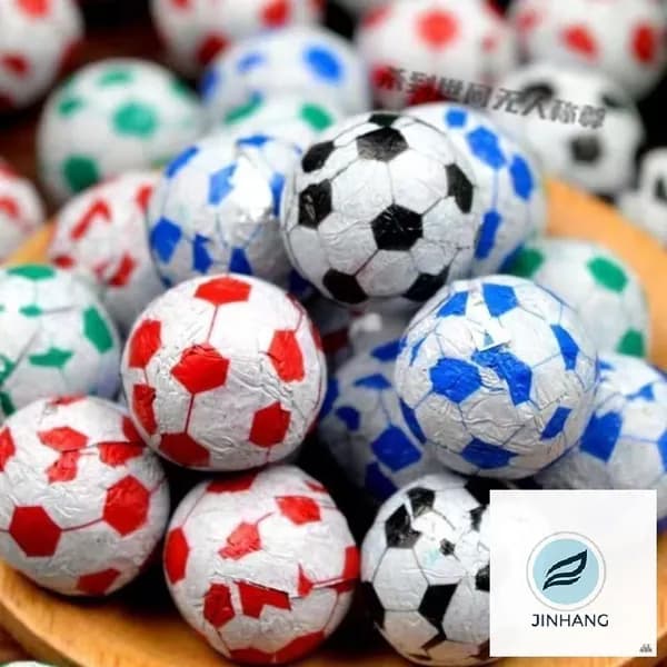 50 штук шоколадных футбольных мячей
