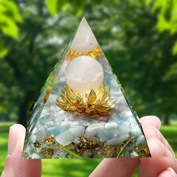 Оргон-пирамида из эпоксидной смолы с кристаллами кварца, 5 см