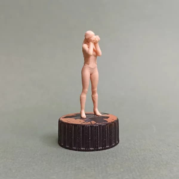 Женщина фотографирует. Миниатюра в масштабе 1:43.