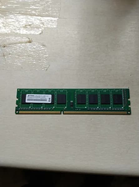 Оперативная память Оперативная память GKH200UD25608-1333A  2GB DDR3 PC10600 DDR3, 1 x 2 ГБ (GKH200UD25608-1333A  2GB DDR3 PC10600)