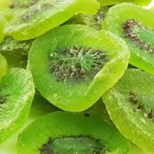 Сушеное киви - настоящая витаминная бомба! Натуральный кисло-сладкий вкус, нежная и сочная текстура. 100% польза без сахара и добавок. Идеальный и полезный снек для детей и взрослых.