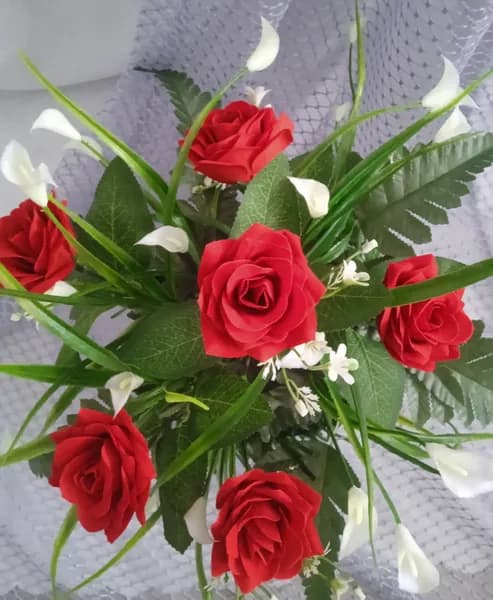 корзина полянка маленькая, 25 25 25 см с ножками, из искусственных цветов бархатной розы