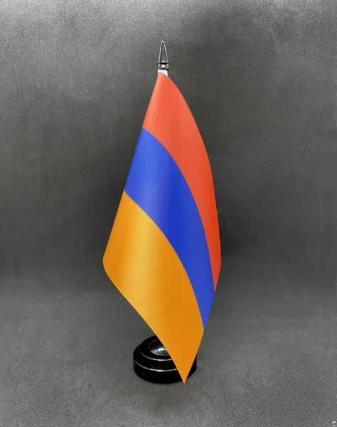 Армения. Настольный флаг на подставке, 30 см