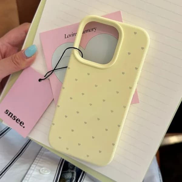 Силиконовый чехол для iPhone 13 с сердечками, пастельно-желтый