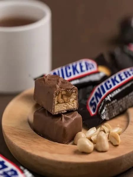 Мини шоколадные батончики Snickers с хрустящим арахисом, тягучей карамелью и воздушной нугой в молочном шоколаде, сытный энергетический снек для работы, спорта и поездок