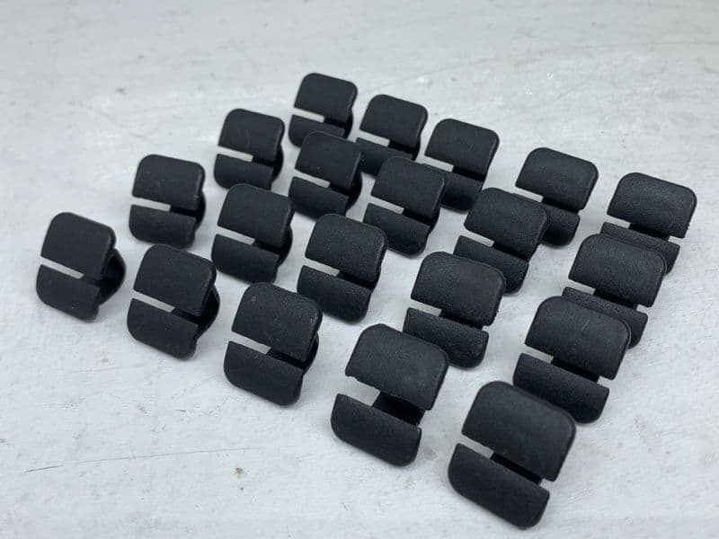 Клипса утеплителя капота 1 шт VAG Audi Q7 4M / Audi Q5 FY / VW Touareg OEM 1H5863849A