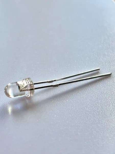Индикаторный светодиод 3мм. желтый 590 нм. 2,5-2,8V 20mA 0.04Вт.