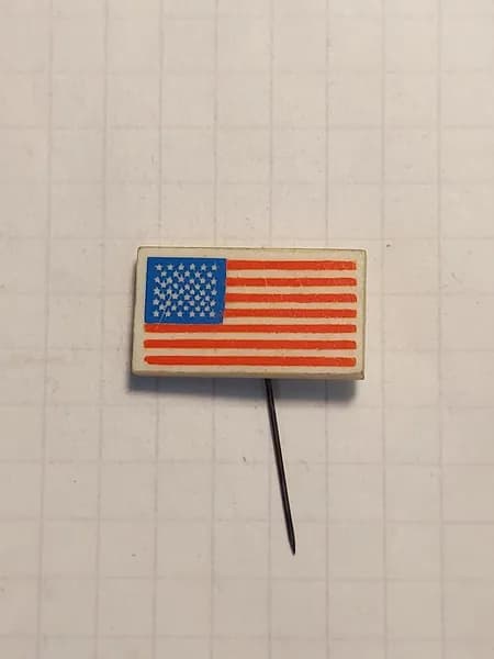 Значок с флагом США