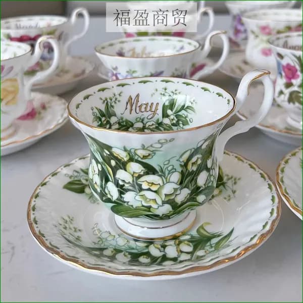 Эксклюзивная чайная пара Royal Albert из костяного фарфора, выпущенная в Англии в 70х, с клеймом серии Цветок месяца, где май представлен сузураном.