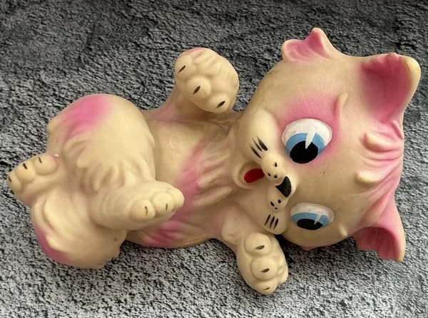 Винтажная - коллекционнна. резиновая игрушка СССР Играющий котенок