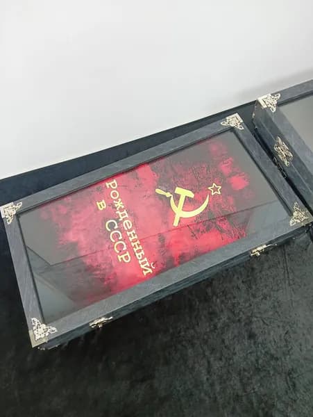Нарды большие деревянные со стеклом "Рожденный в СССР" RS, размер 60х60 см, подарочные нарды, обтянуты экокожей премиум класса, стеклянное игровое поле
