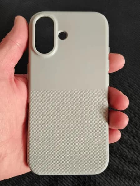 Чехол пупырчатый на iPhone 16 матовый серый