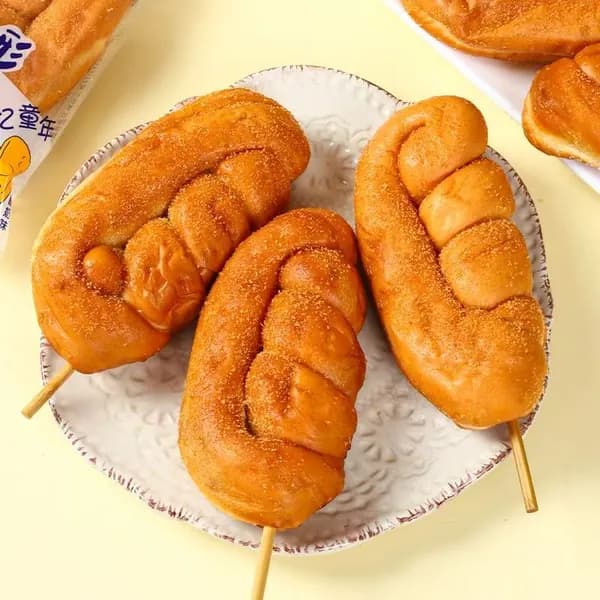 Пышные плетеные булочки на шпажке с начинкой из красной пасты, мягкая выпечка для завтрака и перекуса