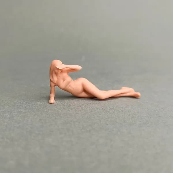 Отдыхающая на пляже. Фигурка в масштабе 1/43.