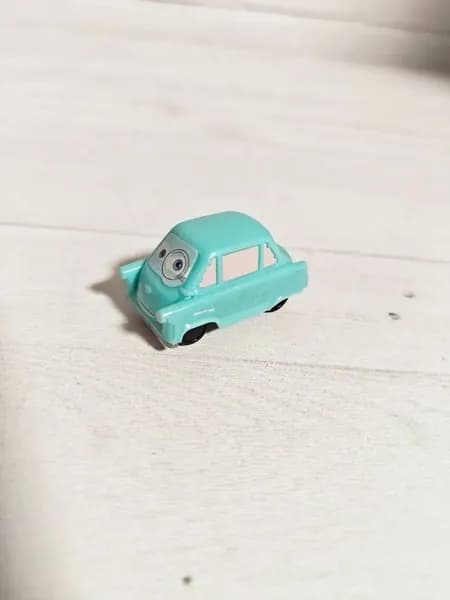 Винтажная игрушка из киндер сюрприза UN283 Disney Pixar Тачки-2, Профессор Зюндапп