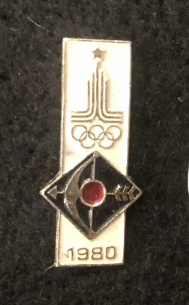 Значок СССР. Олимпийские игры в Москве(1980 год). Виды спорта. Стрельба из лука(значок из комплекта)
