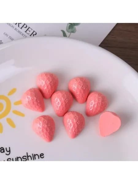 10 аксессуаров из имитационной клубничной смолы