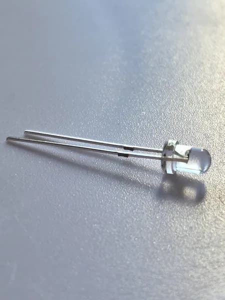 Индикаторный светодиод 3мм. зеленый 560 нм. 3-3,3V 20mA 0.04Вт.