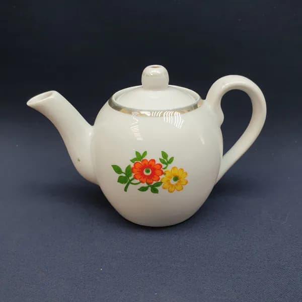 Заварочный чайник фарфоровый, СССР. Цветочная роспись.